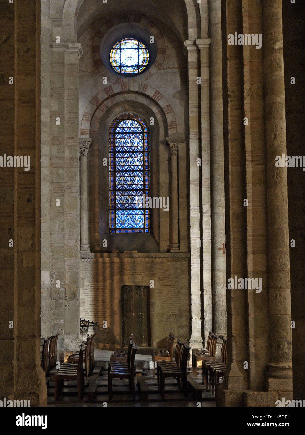 Francia, Toulouse, basilica Saint-Sernin, fila di sedie, vetrate, Foto Stock