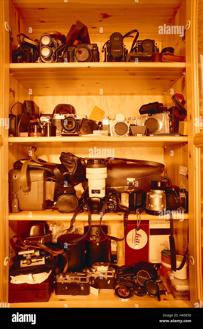 Armadio di vetro, telecamere, raccolta, credenza, armadio di vetro armadio, credenza mensole, scaffali, apertamente, campi di raccolta della fotocamera, passione collettiva, hobby, telecamere, attrezzatura fotografica, accessori fotografici, numero enorme, diversamente, vecchio, nostalgicamente, varietà, attrezzature, conservazione, fotografia, professione, all'interno, Foto Stock