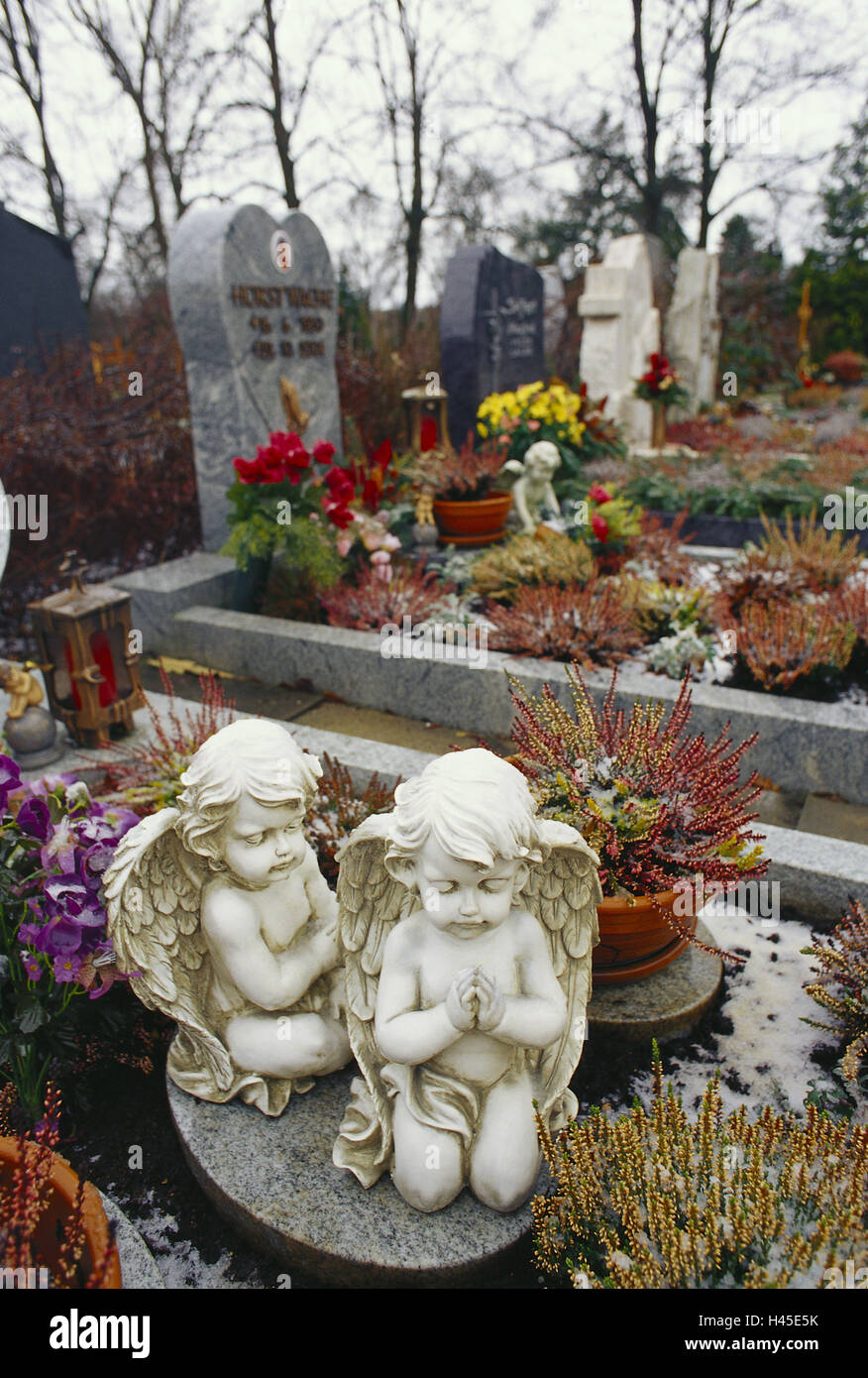 In Germania, in Baviera, la Corte nella hall, il cimitero tomba, Angelo figure, inverni, Superiore Franconias, cimitero impianto, luogo di riposo, tomba, lapidi, decorate, tomba di gioielli, Angelo, mettendo, memoria, dimissioni, dolore, dolore, raccoglimento, consolazione, transitoriness, riposo, pace, morte, nessuno, deserte, invernale, neve, esterno, Foto Stock