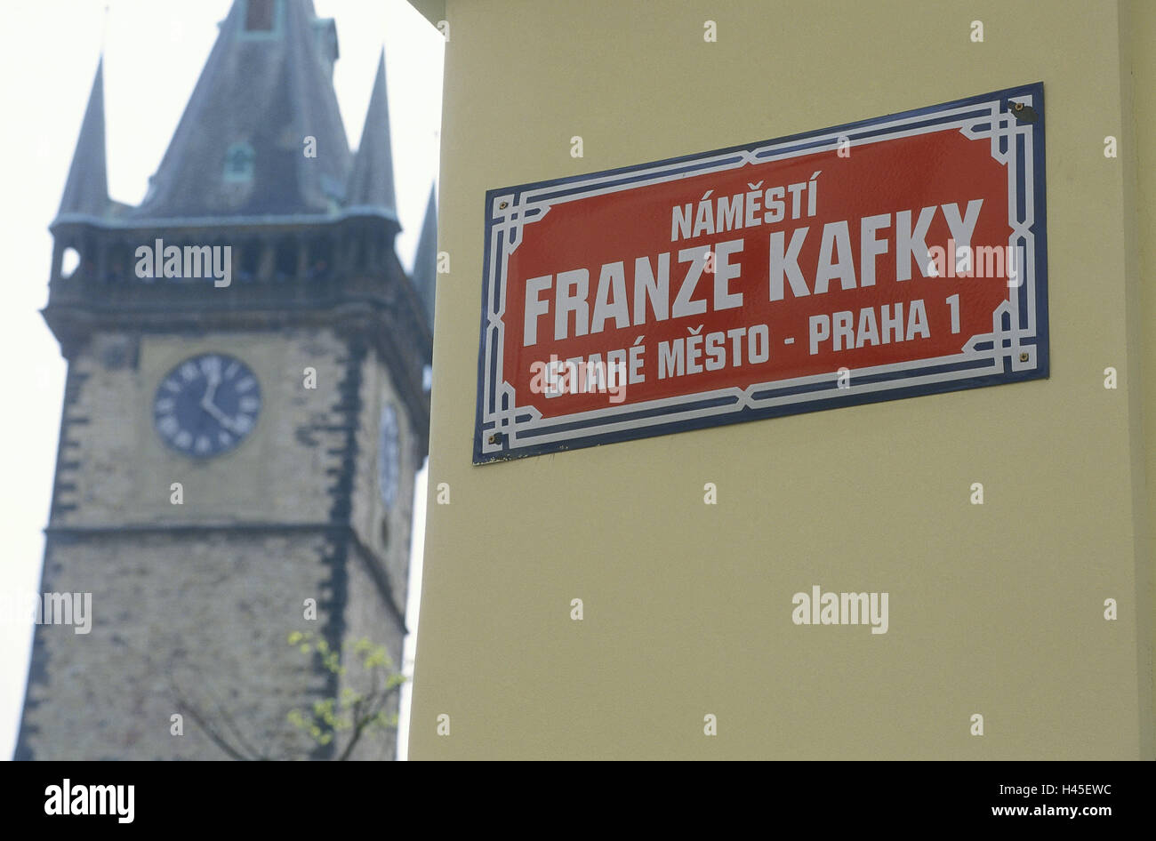 Repubblica Ceca, Praga, cartello stradale, Franz Kafka Platz, dettaglio, segno, angolo, al di fuori del muro, giallo, rosso, tower Foto Stock