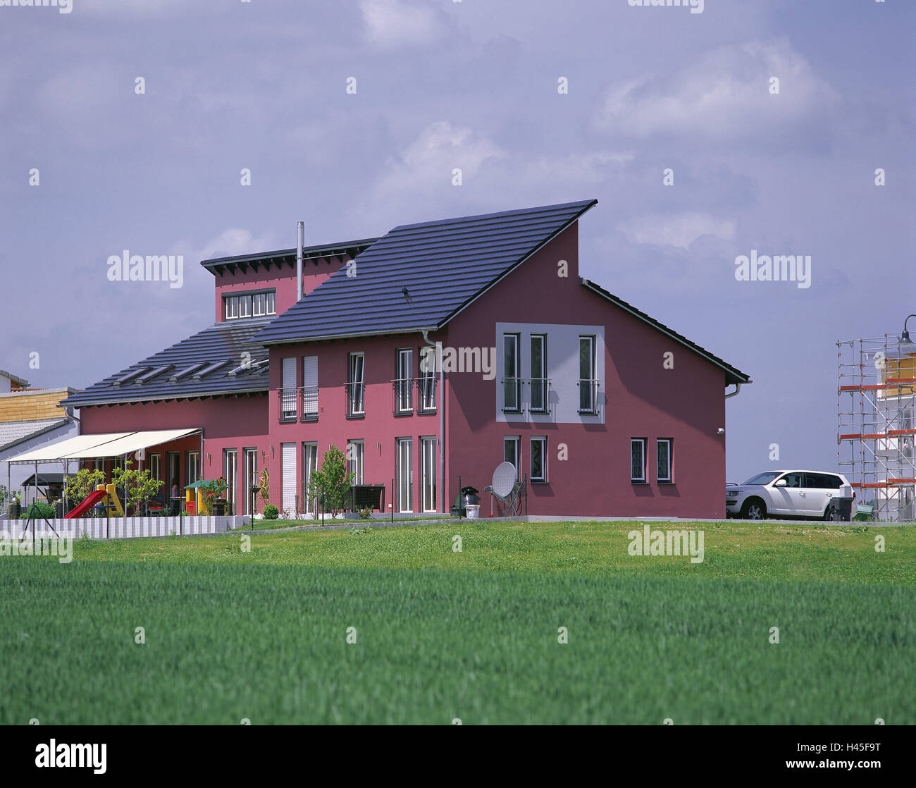 In Germania, in Baviera, casa, moderna casa di nuova costruzione, real estate, deserte, fuori casa residenziale, la proprietà di risparmio di costruzione, auto, campo grano-campo, giardino, architettura, Foto Stock