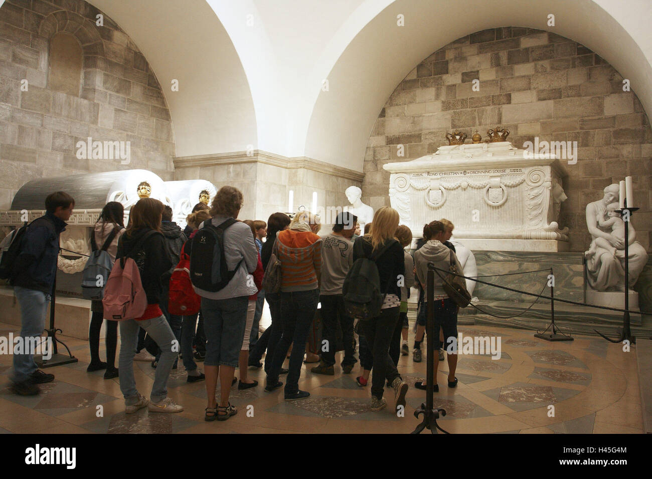 Danimarca, Roskilde, cattedrale, visitatore piombo, classe scolastica, King's tombe, Regina Louise, re Cristiano, Foto Stock