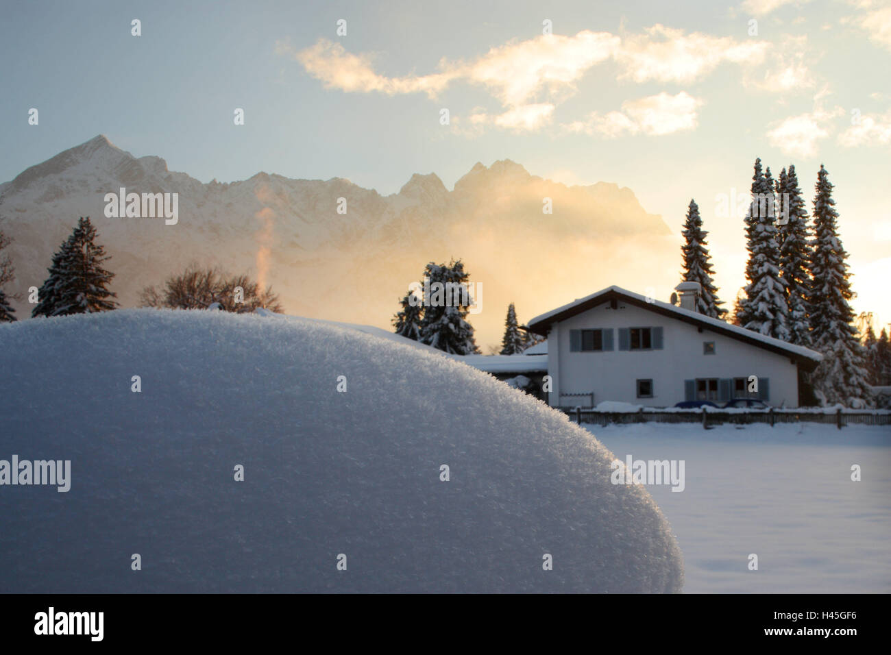 Paesaggio di montagna, inverno, casa, coperta di neve, il sole, le nuvole, luce posteriore, Alta Baviera, Werdenfels, in Germania, in Baviera, stagioni, natura, Neve, edificio, facciata di casa, casa residenziale, alberi, nevoso, nevicata fresca, snowbound, solitudine, idillio, riposo, nessuno, scenario, pittorescamente, silenzio, umore, atmosferico, mountain range, montagne, gamma di Wetterstein, Alpspitze, Zugspitze, Garmisch-Partenkirchen, atmosfera serale, Foto Stock