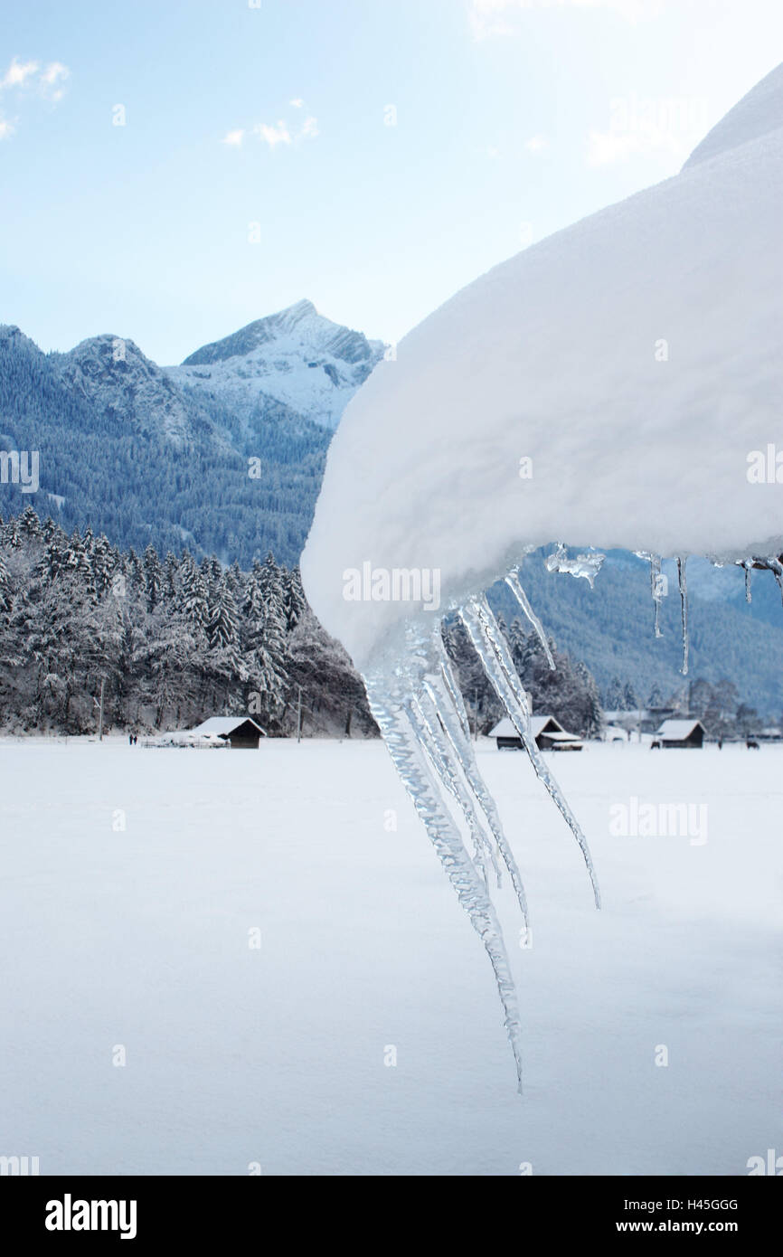 Tetti, neve, Icicle, montagne, stagioni, Natura inverno, capanna, dettaglio, neve, ghiaccio, si è bloccato, Winter's day, Campo, Prato, superficie della neve, capanna, fienili, freddo, gelo, icily, frosty, freddamente, medie di close-up, nevoso, clima, temperature, appuntita, gamma di Wetterstein, Alpspitze, Germania, alpi paesaggio di montagna, Baviera, Baviera, Werdenfels, Garmisch-Partenkirchen, Foto Stock