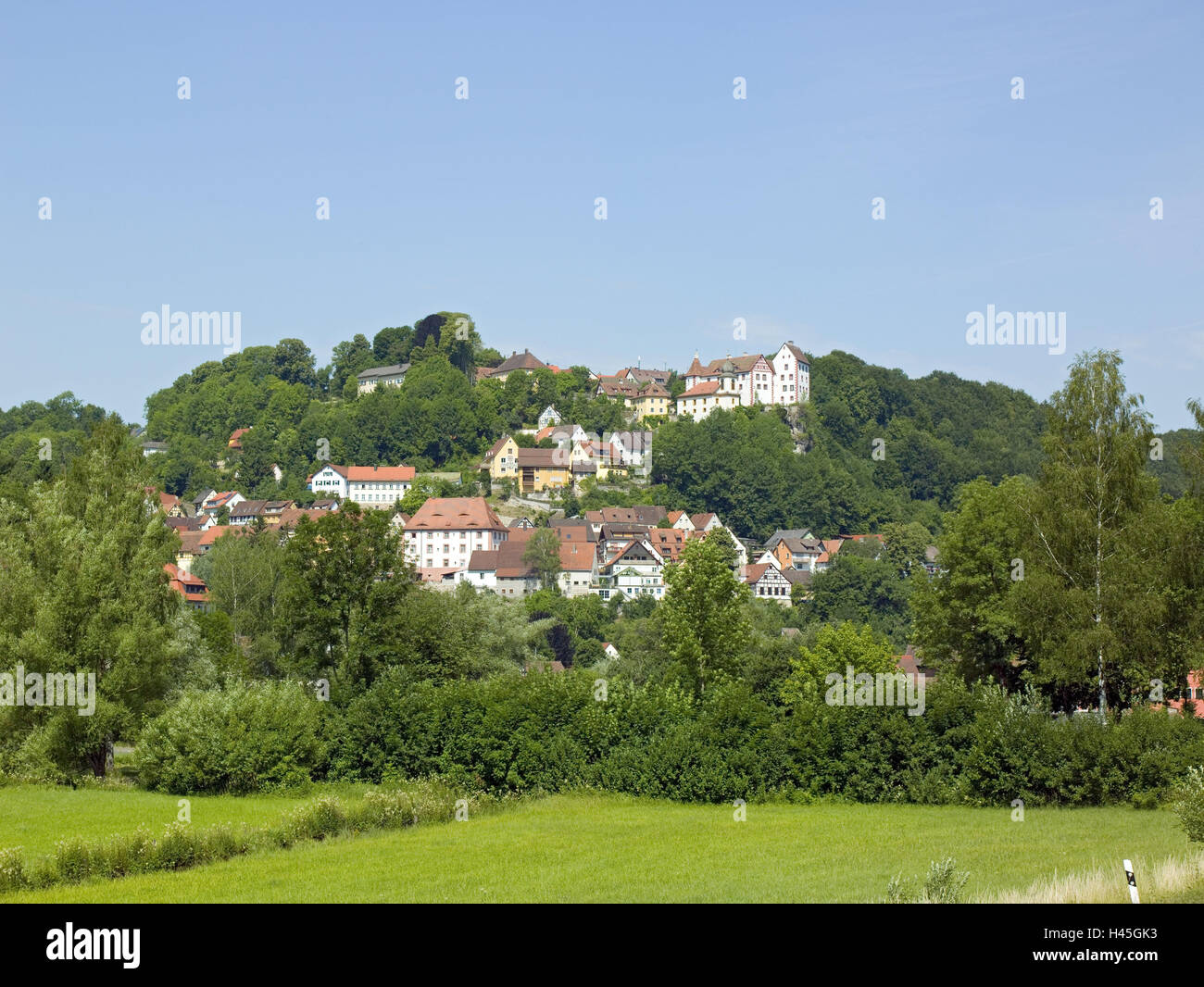 In Germania, in Baviera, Egloffstein, vista locale, bloccare, legno, Trubachtal, Franconia, Alta Franconia, inclinazione, situazione di collina, antenna resort per la salute, luogo, visualizzare la costruzione di case, case residenziali, castello, legno, alberi, prati, verde, sole, Foto Stock