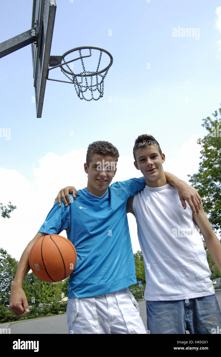 Gli adolescenti, ragazzi, amicizia, streetball, Foto Stock