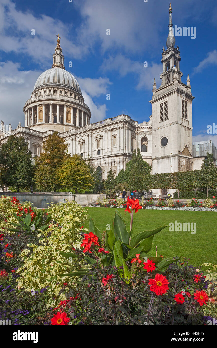 Città di Londra la Cattedrale di St Paul visto dalla cattedrale giardini. A destra la torre di Sant'Agostino Watling Street Foto Stock