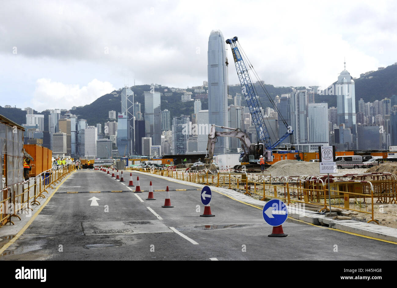 Alta sorge, uomini al lavoro, gru, street, Hong Kong, Cina Foto Stock