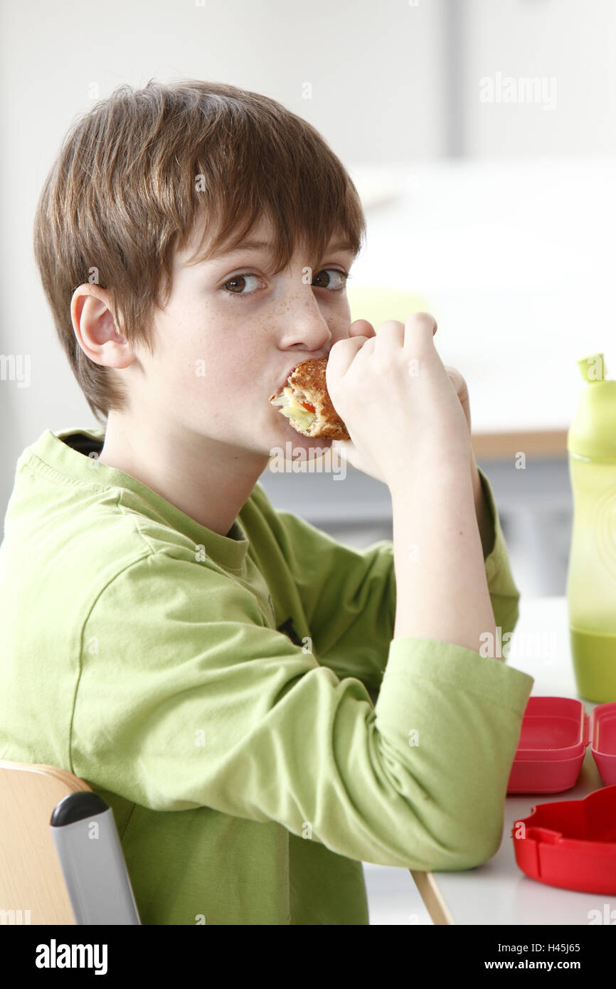 Ragazzo, scuola, rompere il pane, cibo, Foto Stock