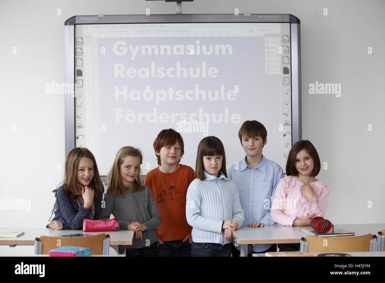 Bambini, scolari, aule, stand, Whiteboard Foto Stock