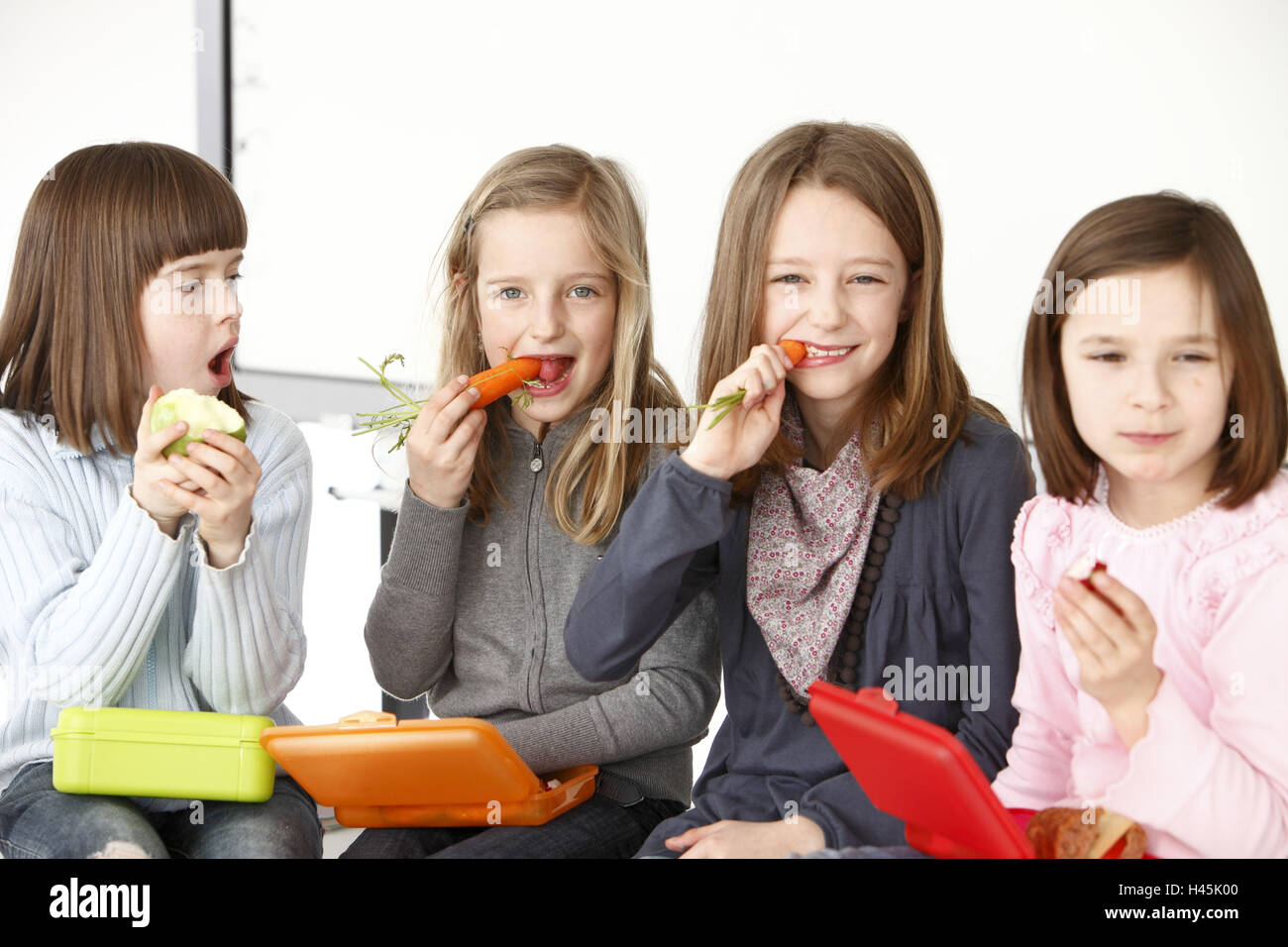 I bambini di scuola elementare, break, snack, insieme, Foto Stock