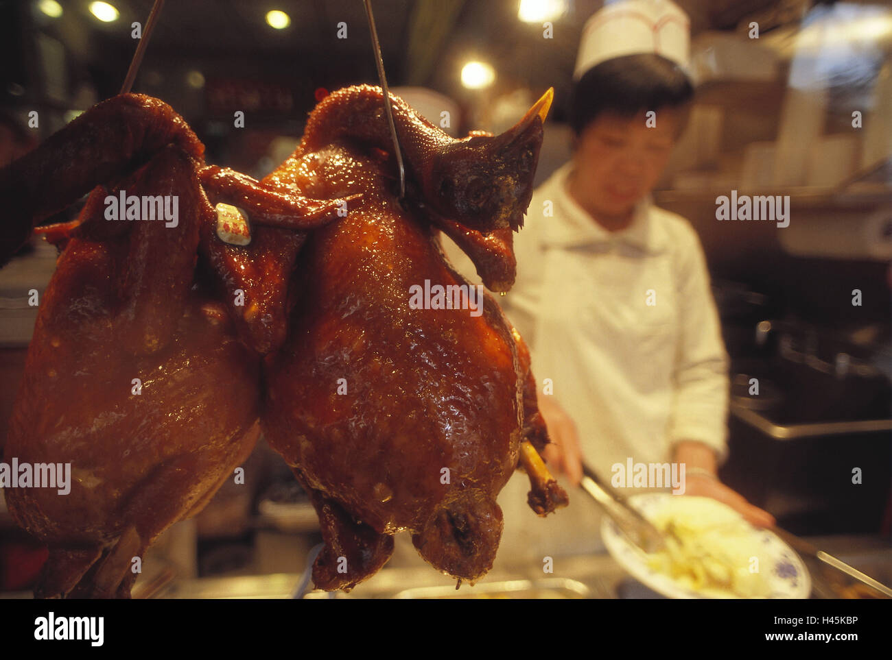 Gli Stati Uniti, New York City, China Town, con cucina a vista, pollo arrosto, hang, dettaglio, America del Nord, paese, città, parte comune, cibo, snack bar, pollo, carne di pollo, la friggitrice, grigliate, arrosti, coperti, Cook, piastra, organizzare, persone, occupazione, sfocatura, Foto Stock