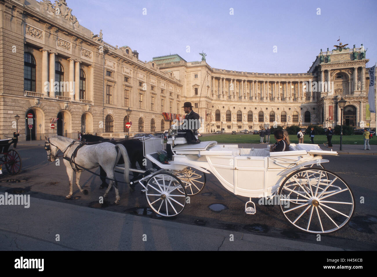 Austria, Vienna, spazio eroico, nuovo Hofburg, cabina, capitale, città culturale, edifici complessi, edificio, struttura, architettura, stile architettonico, splendore la costruzione, spazio, luogo di interesse del cavallo, carrello carrello, cabina, tour della città, il carrello di viaggio del cavallo viaggio carrello, visite turistiche, destinazione, turismo, persona, esterno, Foto Stock