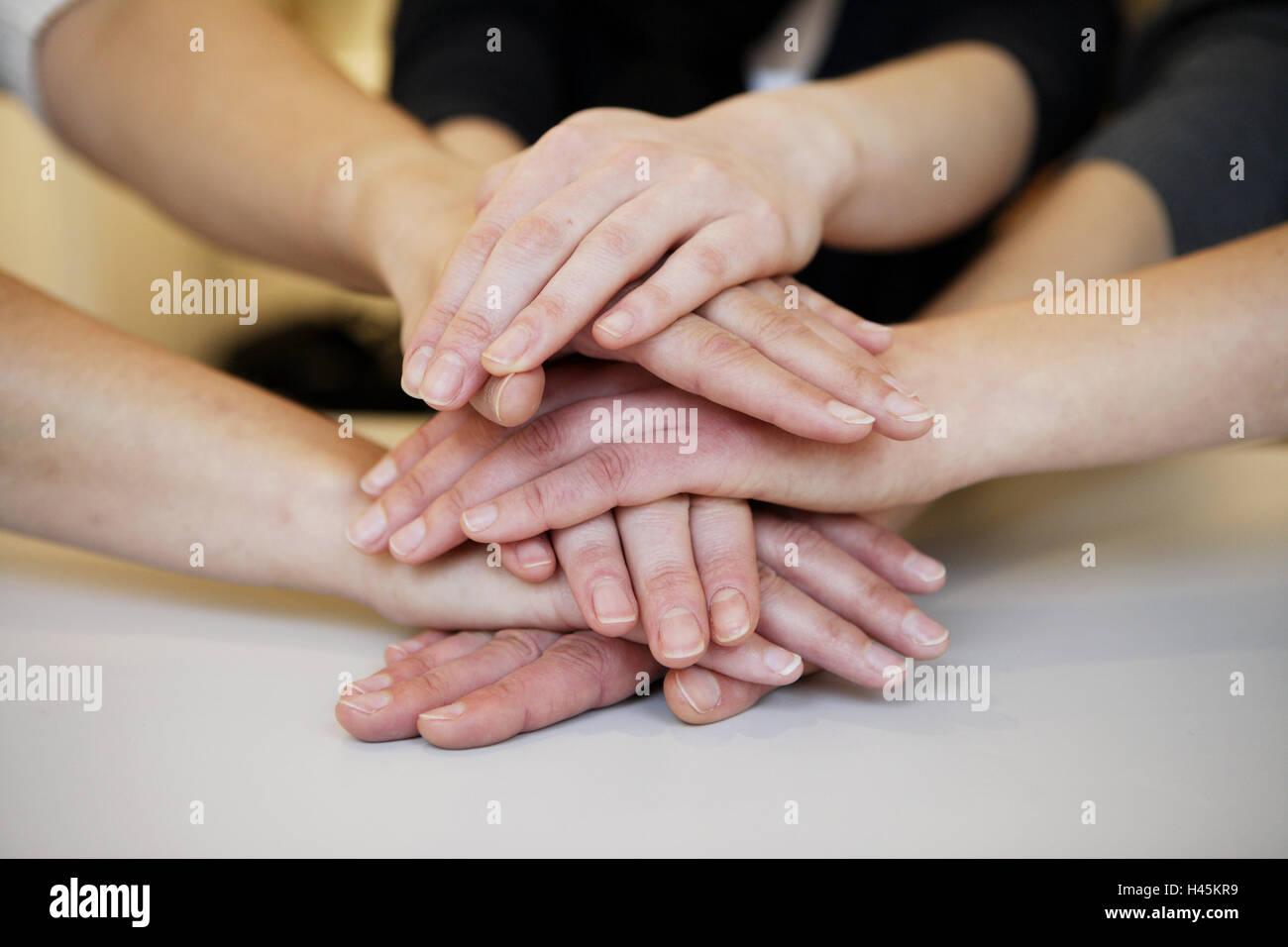 Le mani su ogni altro popolo, adulti, tre bracci, manicotti, toccare, heap, batch, impilati, gruppo, team, team, lo spirito di squadra, comunità, unità, tavolo in legno, insieme, sei, combinato, la sutura, Foto Stock