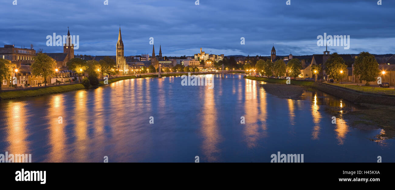 Regno Unito, Scozia, Invernessshire, Inverness, cityscape, luci, fiume, sera, Foto Stock