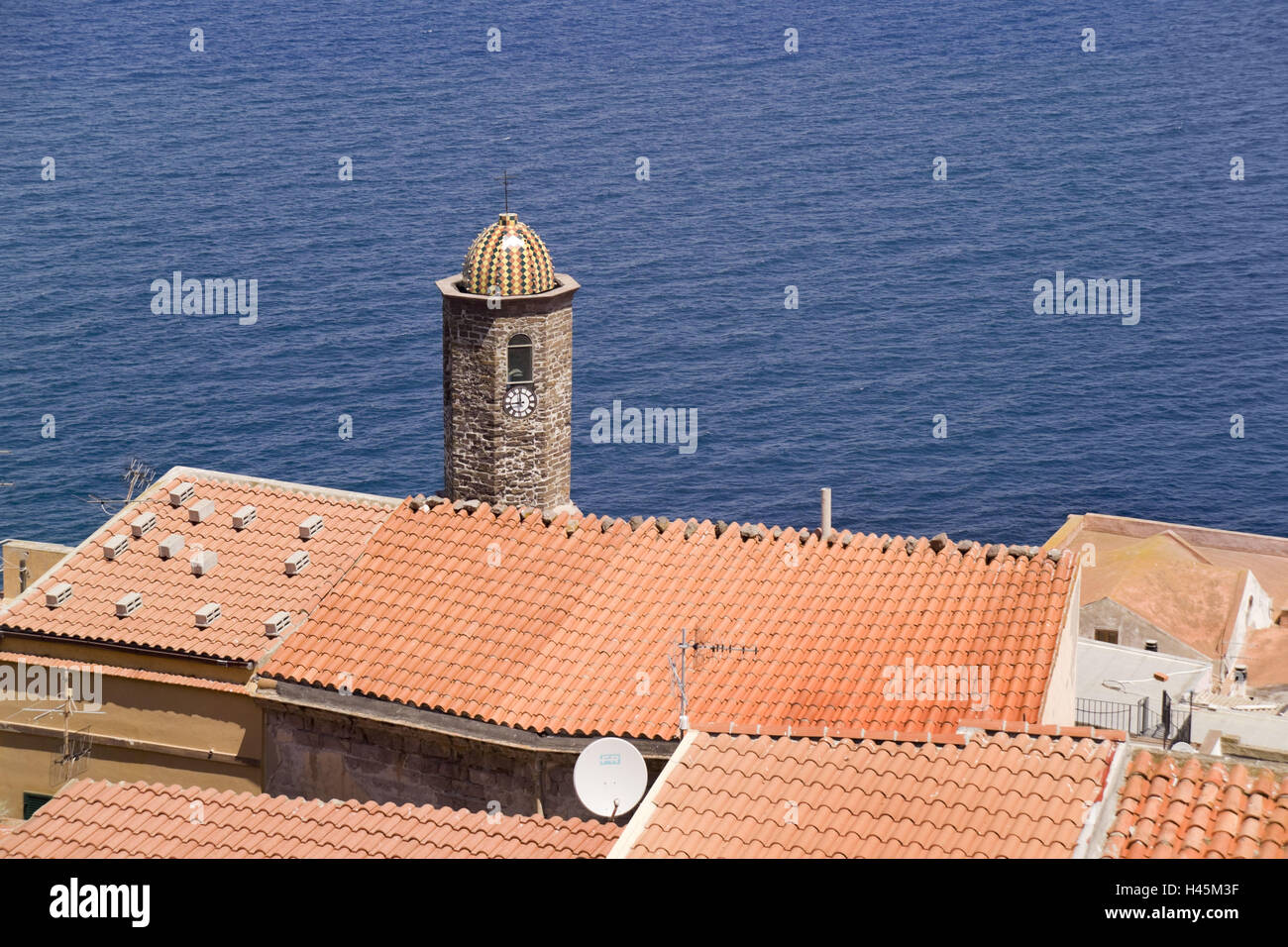 L'Italia, Sardegna, Castelsardo, tetti, Steeple, il Mar Mediterraneo, Foto Stock