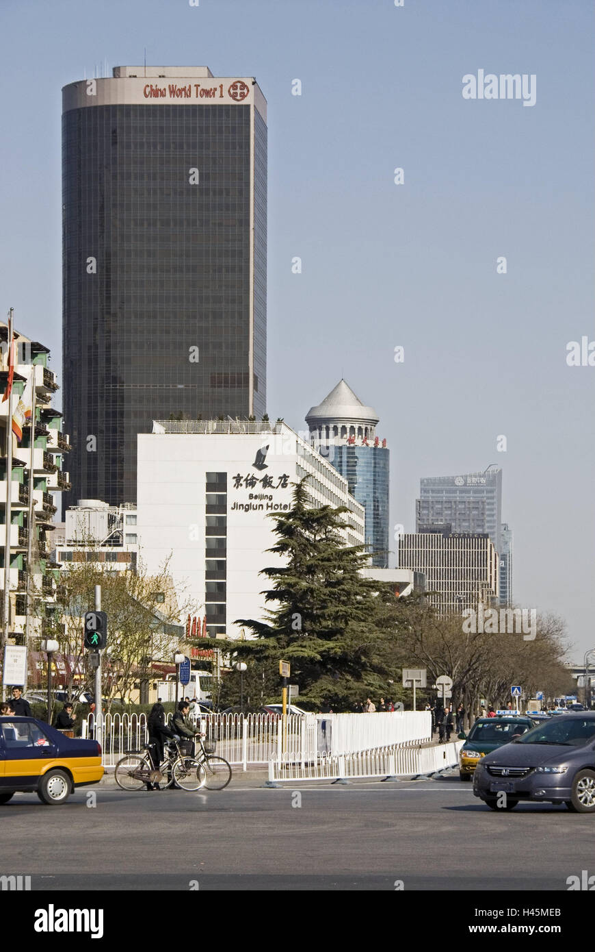 Cina, Pechino, street la pace eterna, scene di strada, Asia, città capitale, città alta sorge, palazzi, architettura, veicoli, Pkw, persone, passanti, Foto Stock
