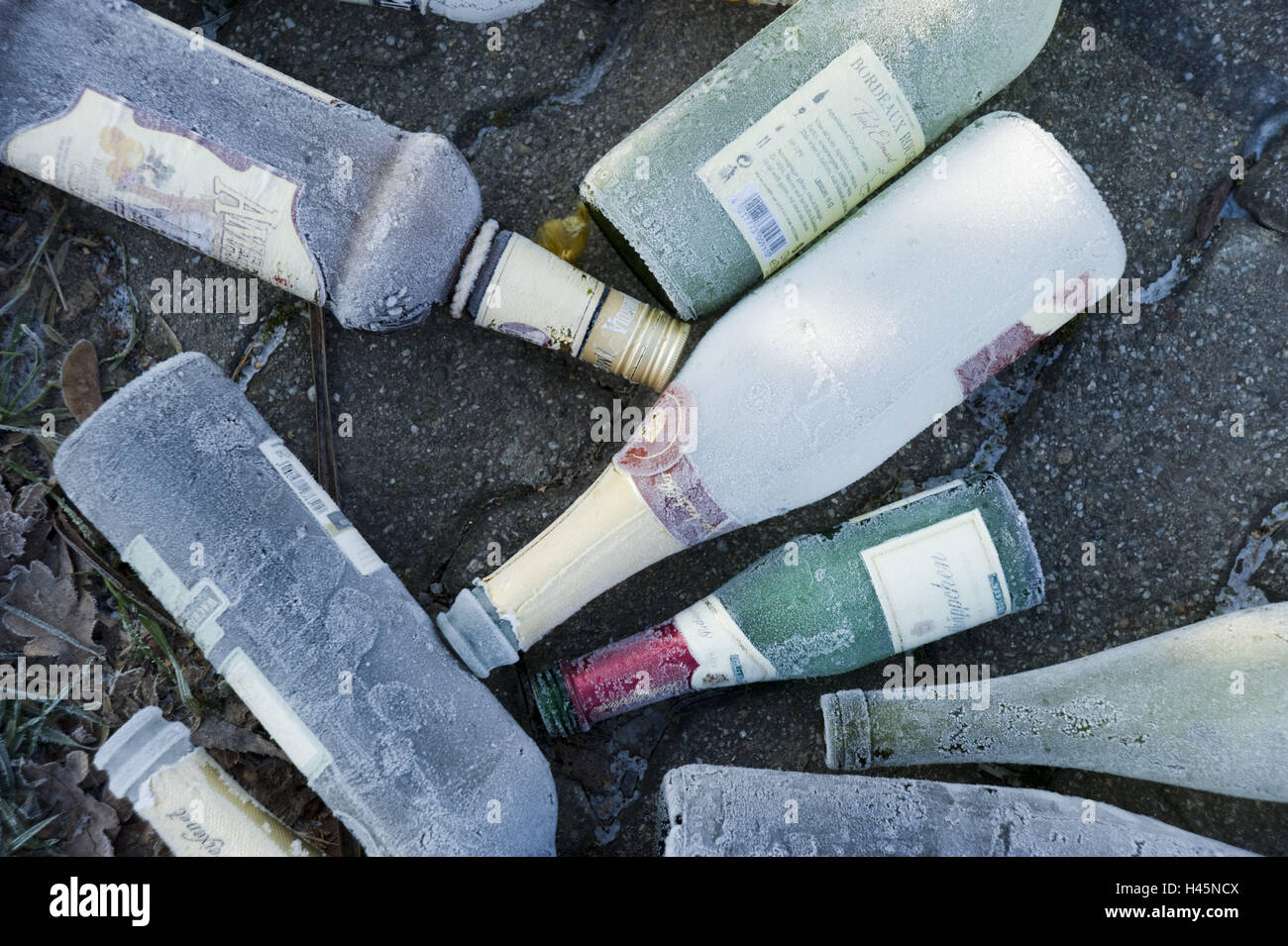 A pavimentazione pietre, le bottiglie di vetro, brina, Foto Stock