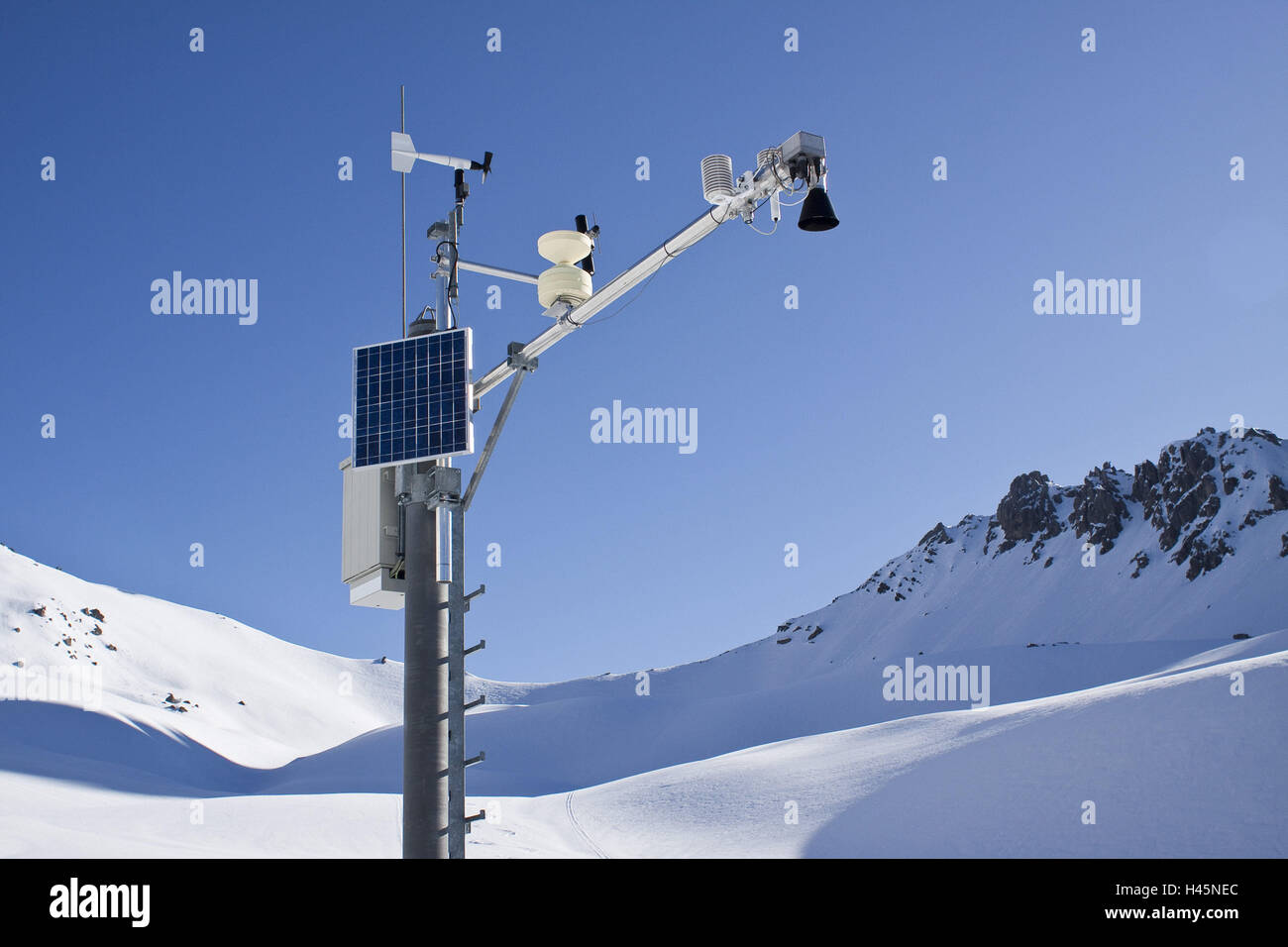 Lama smontabile, cielo blu, Ombrometer, alta situata a valle, inverno, la neve, stazione meteo, avalanche, dispositivo, strumento di misurazione, strumento di misurazione, misurazione altezza neve, energia solare, previsione, Svizzera, dei Grigioni, Älplihorn, Monstein, Foto Stock