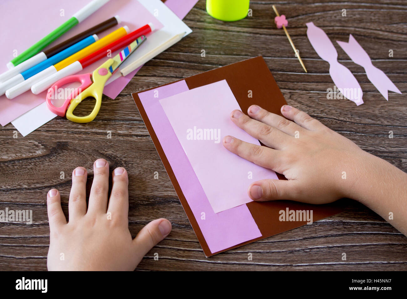 Biglietto di auguri di compleanno fatti a mano la torta con panna. Carta  bambino parti incollate. Istruzioni per la produzione. Bambini Progetto  Arte Foto stock - Alamy