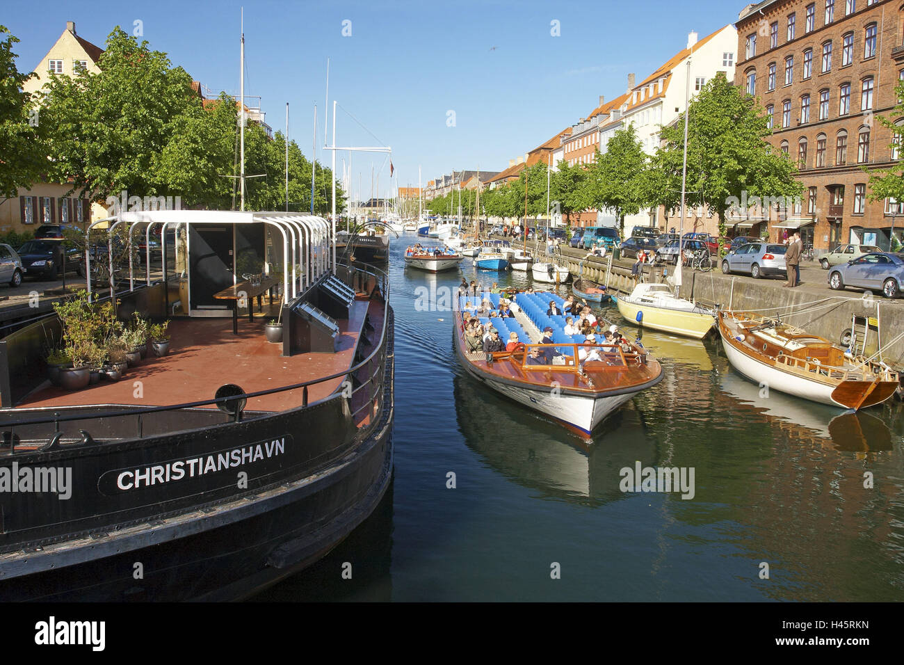 Danimarca, Copenaghen, canale, quartiere Christianshavn, escursione in barca, turisti, pesca taglierine, barche a vela Foto Stock