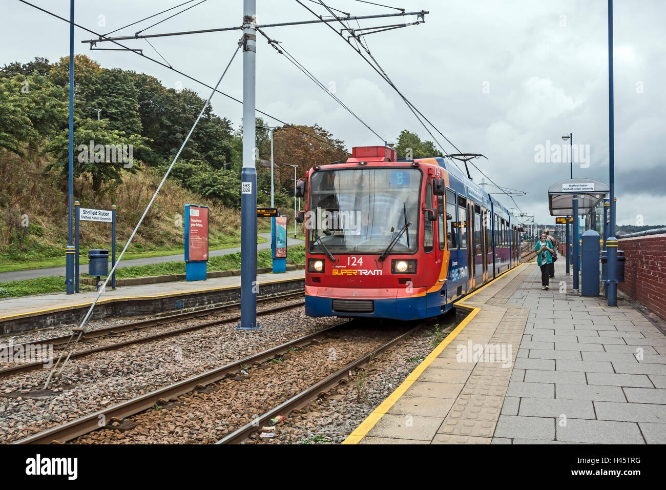 Super tram alla stazione di Sheffield Sheffield England Regno Unito Foto Stock