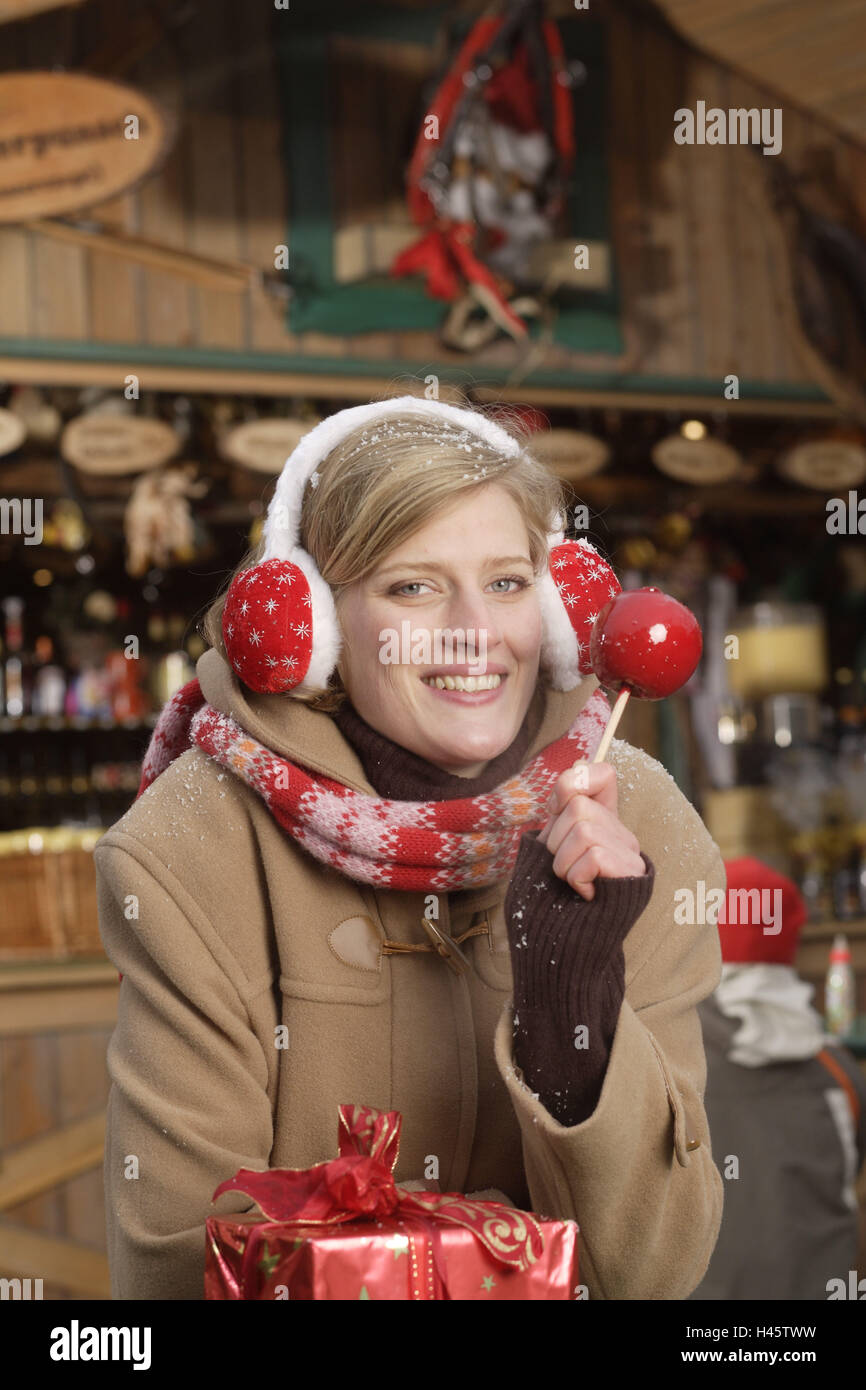 Fiera di natale, donna, giovane, cari apple, regalo di Natale, metà ritratto, Foto Stock