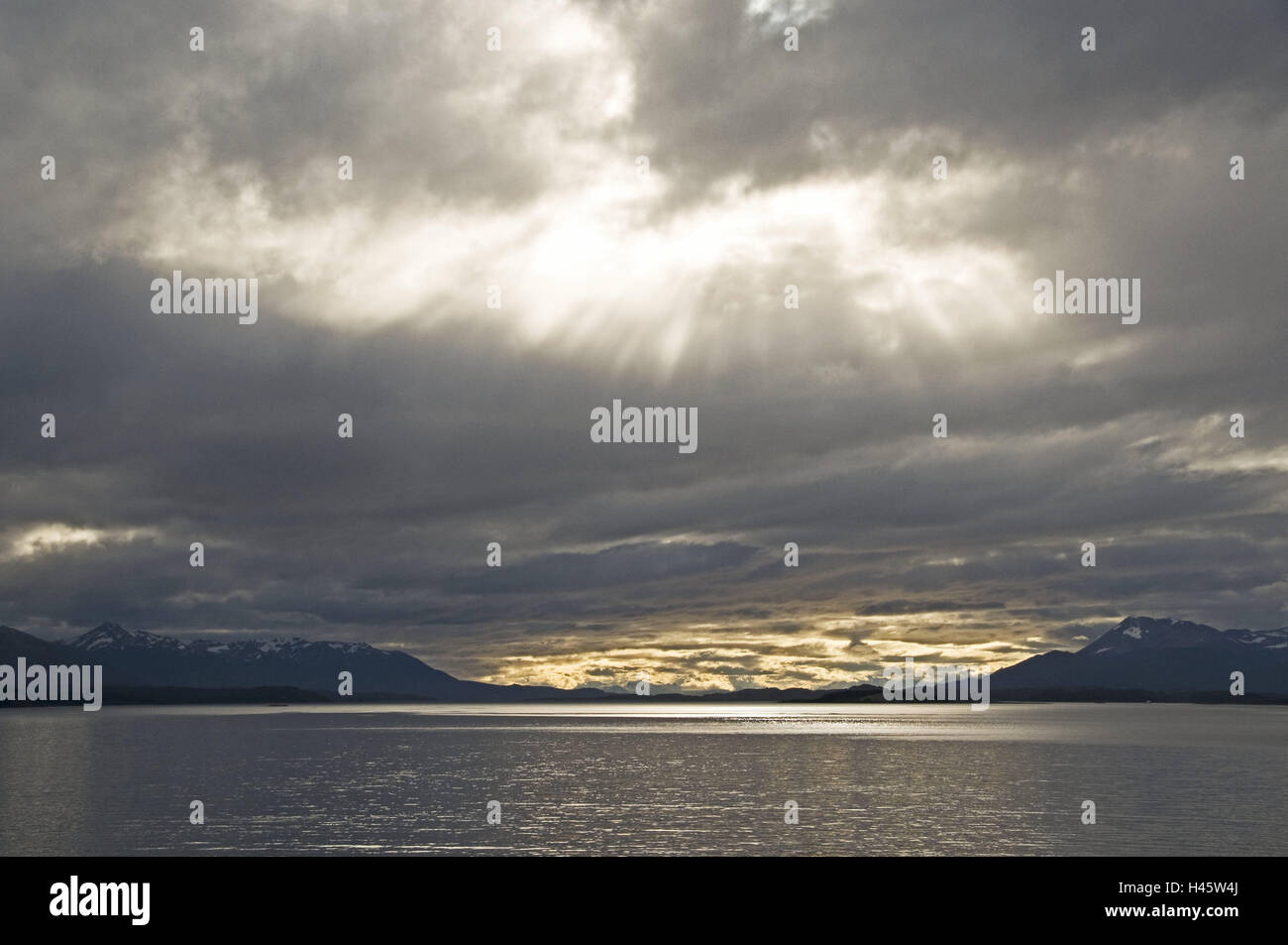Il Cile, Canale del Beagle, montagne, atmosfera serale, acque, nuvole, luce posteriore, Sunray, sera, Foto Stock