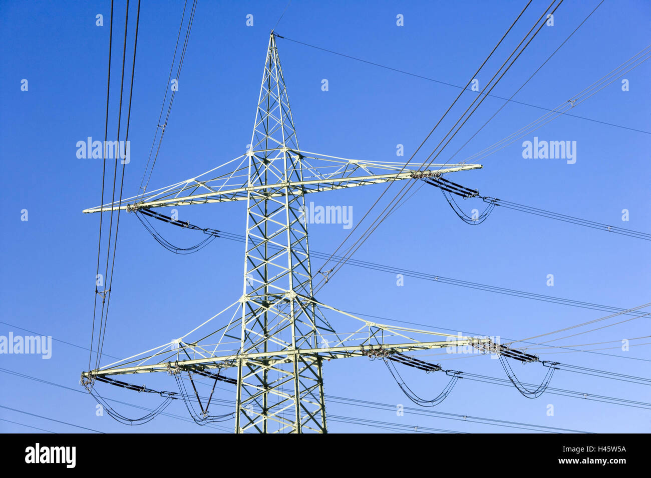 Alta tensione poli, dettaglio, montante, poli di potenza, circuiti di corrente, elettricità, energia, alimentazione, rete elettrica, data link network, le linee di alimentazione di potenza ad alta tensione del circuito, tensione, alta tensione, Überlandleitung, cielo blu, Foto Stock