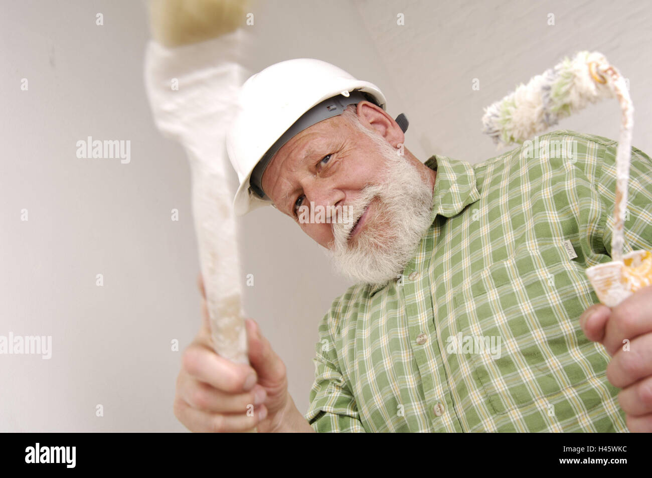 Pittore, pieno di barba e capelli bianchi, casco, pennello, ruolo, vernice, ritratto, Foto Stock