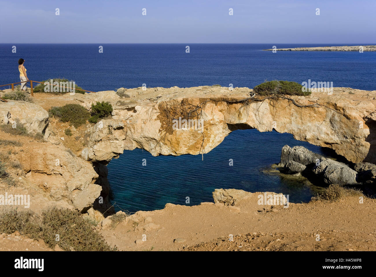 Cipro, east coast, bile bridge Kamara Koraka giocattolo, turistico, con vista sul mare Foto Stock