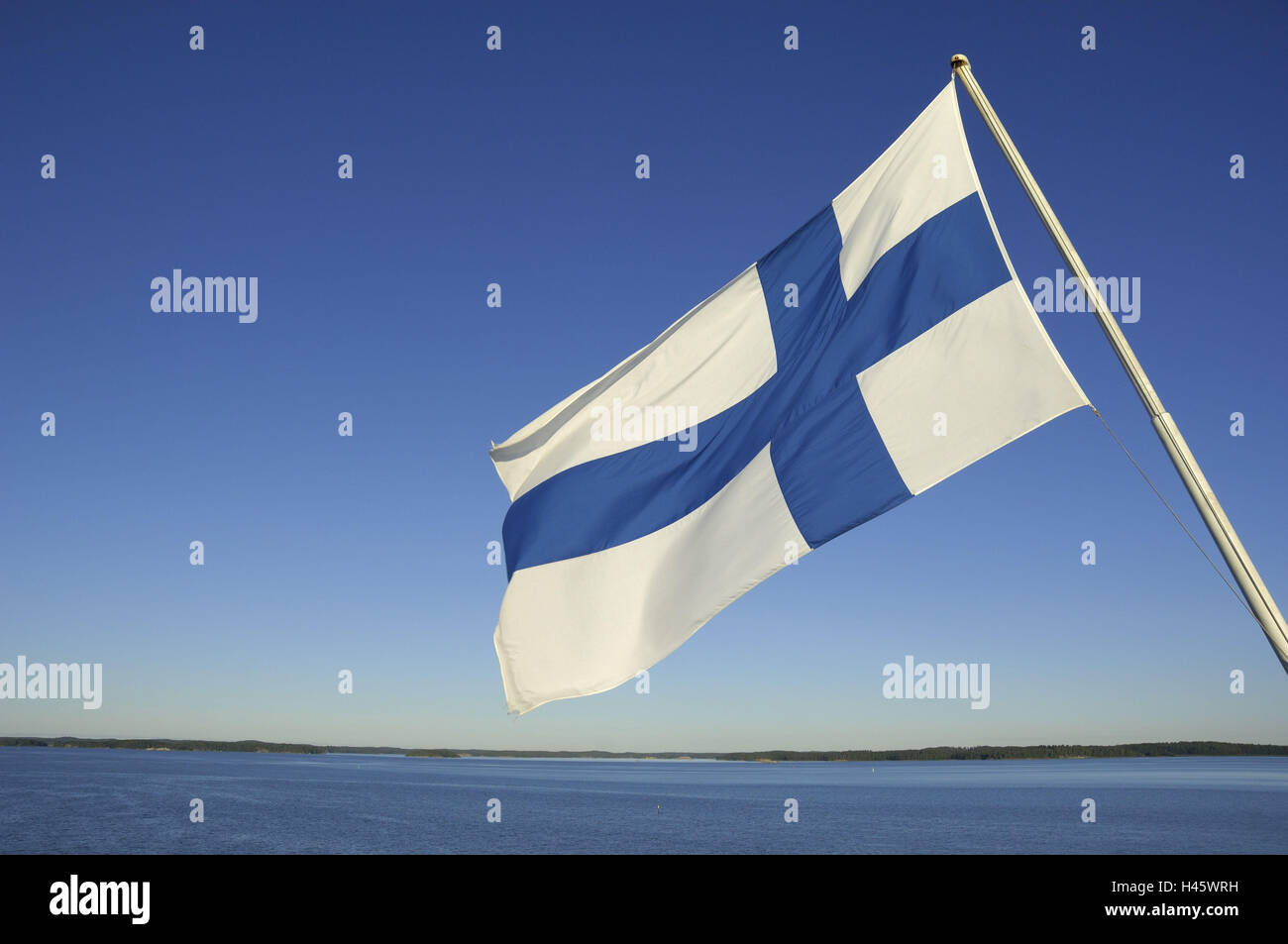 Bandiera finlandese, vento soffiare, acqua, isola, Finlandia, Foto Stock