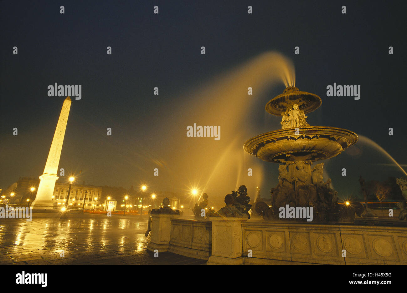 Francia, Parigi, Place de la Concorde, pozzi, notte, deserte, fuori, spazio obelisco, monolito di granito, monumento, monumento, luogo di interesse, getti, illuminateds, turismo, un punto di riferimento Foto Stock