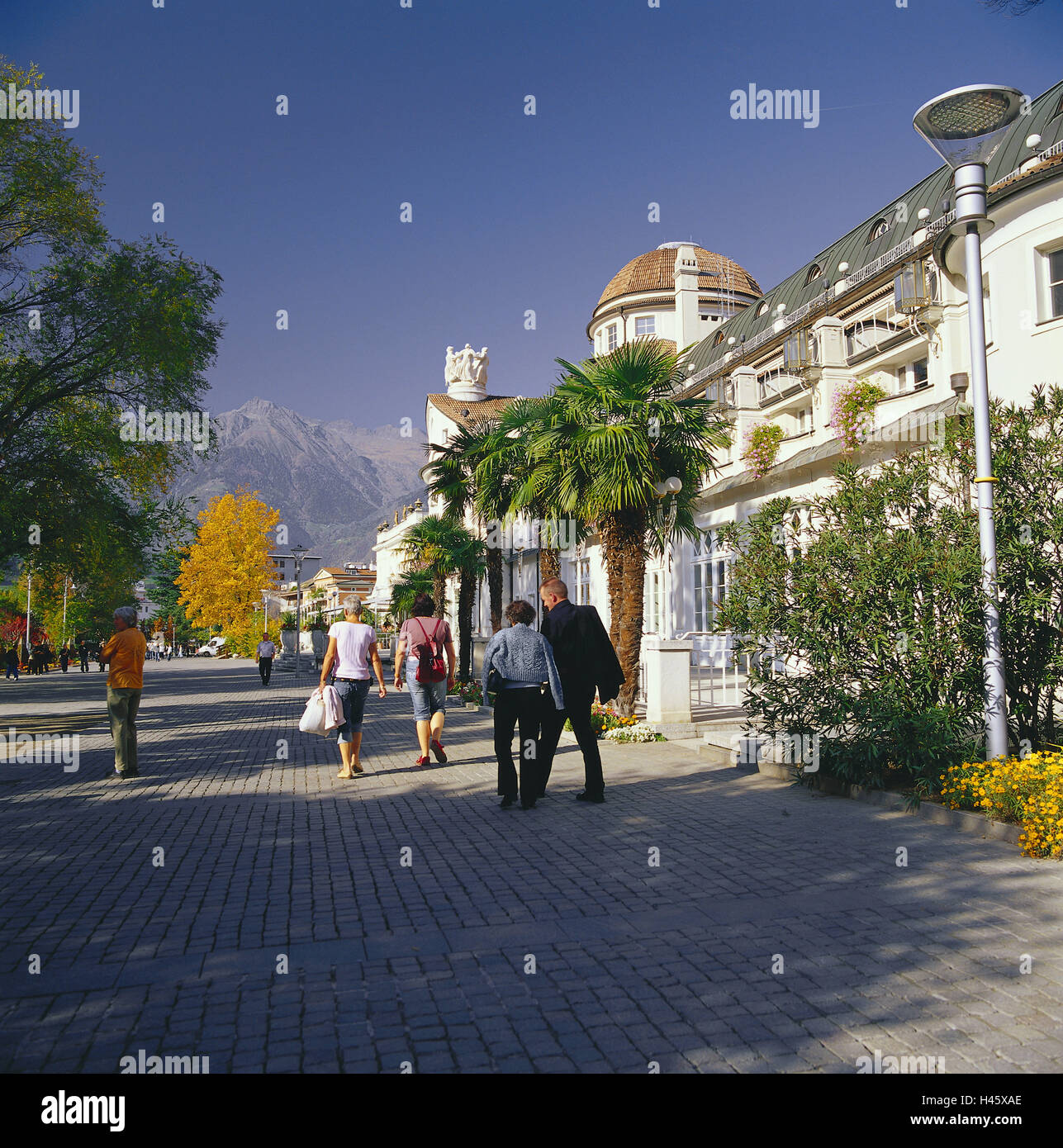 L'Italia, Alto Adige, Merano, nuovo health resort house, passante, montagna punto di destinazione, Italia settentrionale, città, health resort town, Passerpromenade, promenade, Mehrzweckpalast, edificio art nouveau, edificio, struttura, architettura e presenta uno stile architettonico in stile art nouveau, pedonale turistica, luogo di interesse storico, palme, alberi, autunno Foto Stock