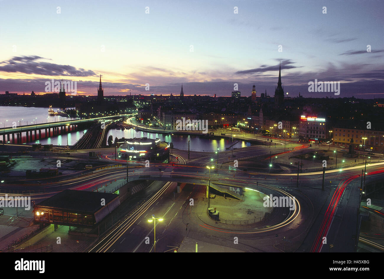 Stoccolma, Svezia, strade, sera, luce tracce, traffico, cielo, nuvole, atmosfera serale, luci, cavalcavia, Horizon, skyline, vista città, Foto Stock