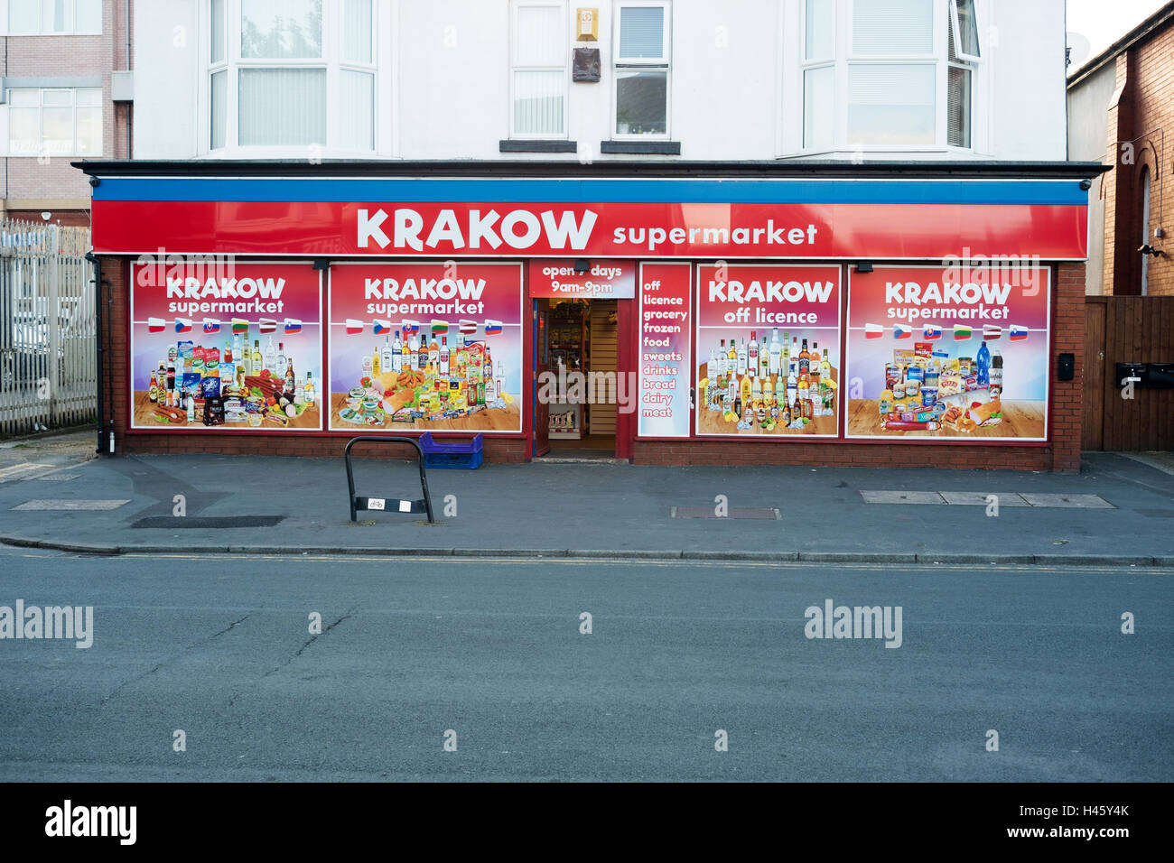 Un supermercato polacco sulla strada di Shakespeare, Southport, Merseyside, Regno Unito Foto Stock