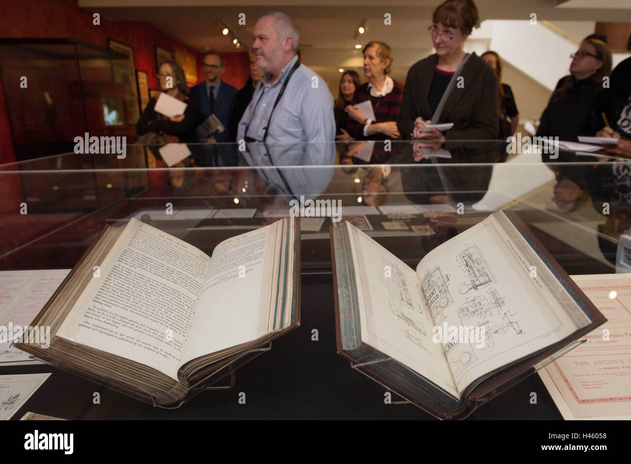 Alcuni dei reperti nella British Library di Londra durante l'apertura di intrattenimenti vittoriano: ci sarà da divertirsi che esplora popolari spettacoli in stile vittoriano che hanno plasmato la tradizione teatrale di oggi. Foto Stock