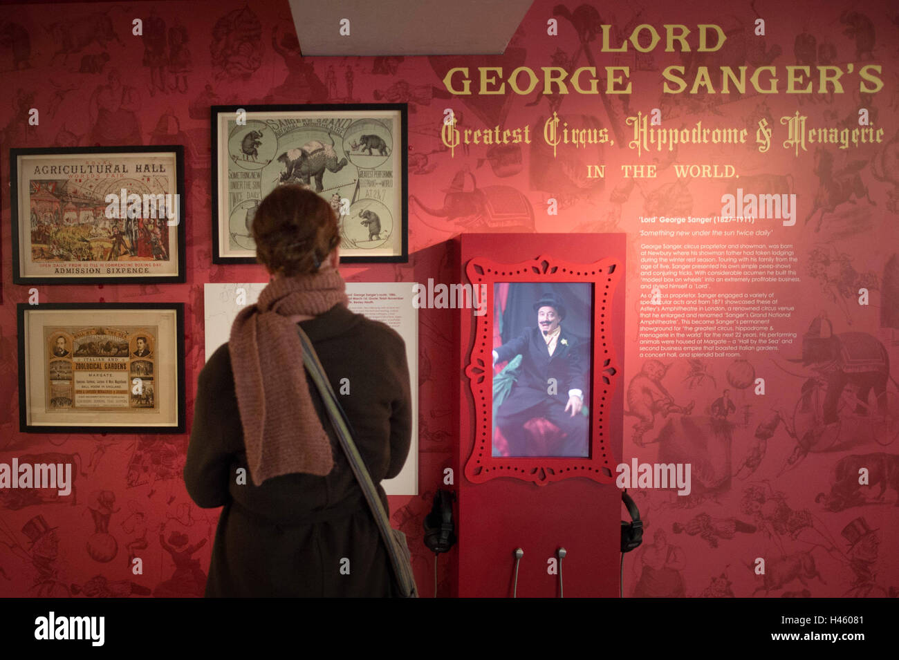 Una persona guarda presenta nella British Library di Londra durante l'apertura di intrattenimenti vittoriano: ci sarà da divertirsi che esplora popolari spettacoli in stile vittoriano che hanno plasmato la tradizione teatrale di oggi. Foto Stock