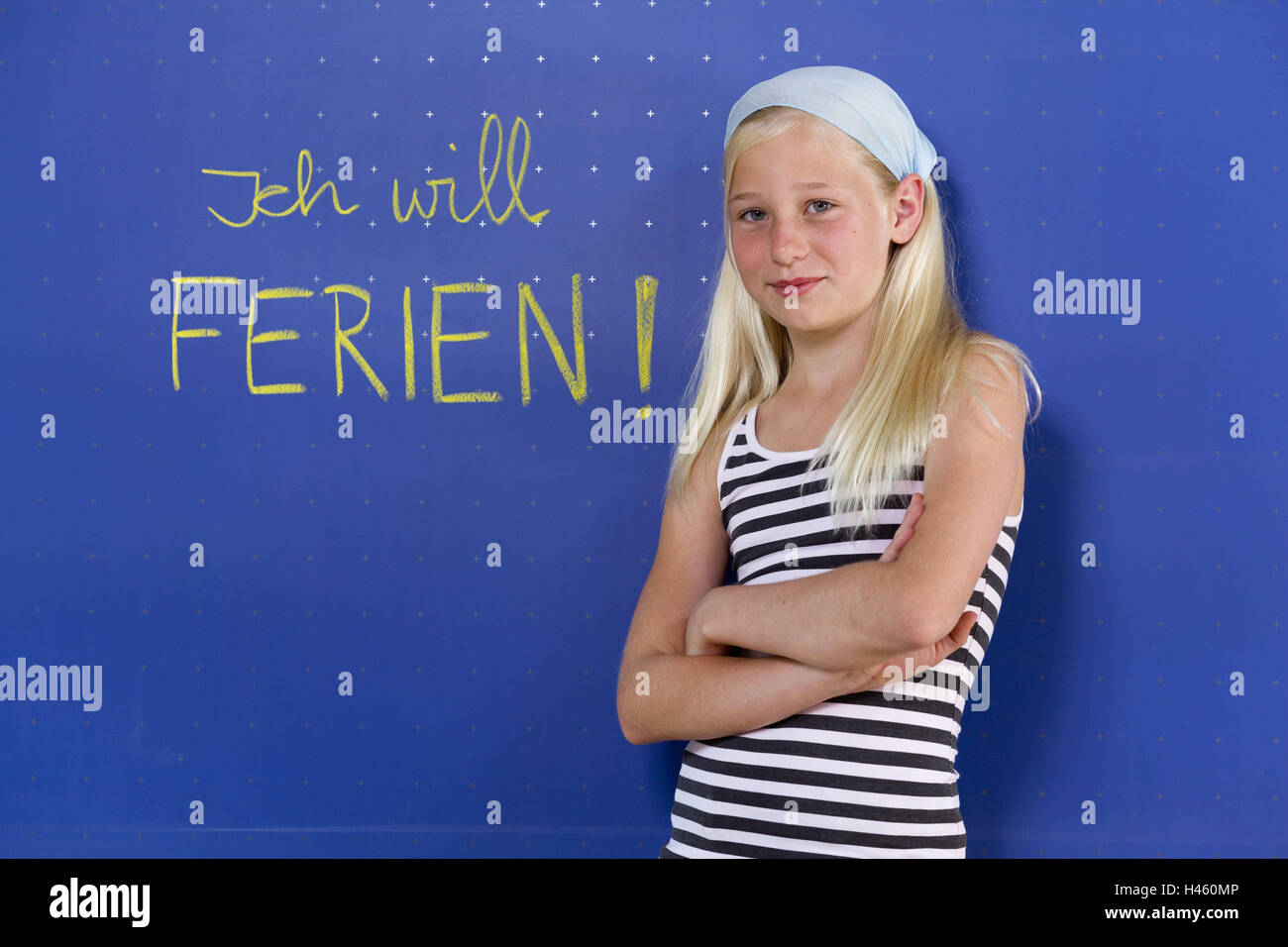 Scuola, ragazze, supporto da tavolo, dicendo 'VOGLIO VACANZA' persone, bambino, schoolchild, studente, bionda, bionda, con i capelli lunghi, sorridente, sciarpa, top, striped, bordo, school board, iscrizione, istruzione, istruzione, vacanze, metà ritratto . Foto Stock