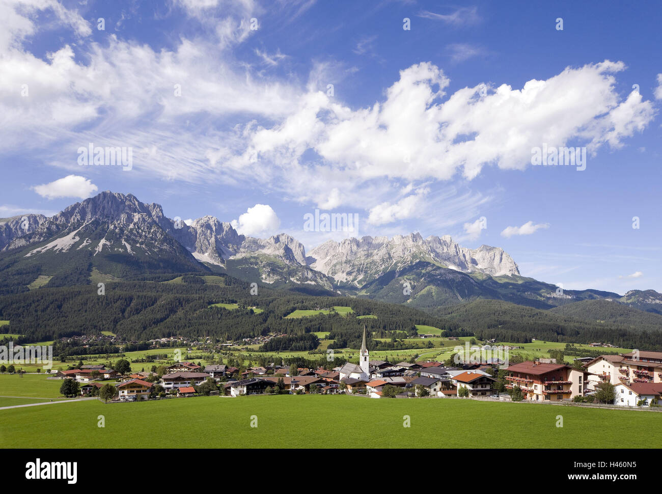 Austria, Tirolo, Kaisergebirge, Ellmau (paese), townscape, posizione, posizione panoramica, paesaggio, natura, Alpi, montagne, montagna, Alpi, prato, foresta, verde, destinazione, Regione di vacanza, chiesa, Steeple, cielo, blu, nuvole, estate, sole, idilliaco Foto Stock