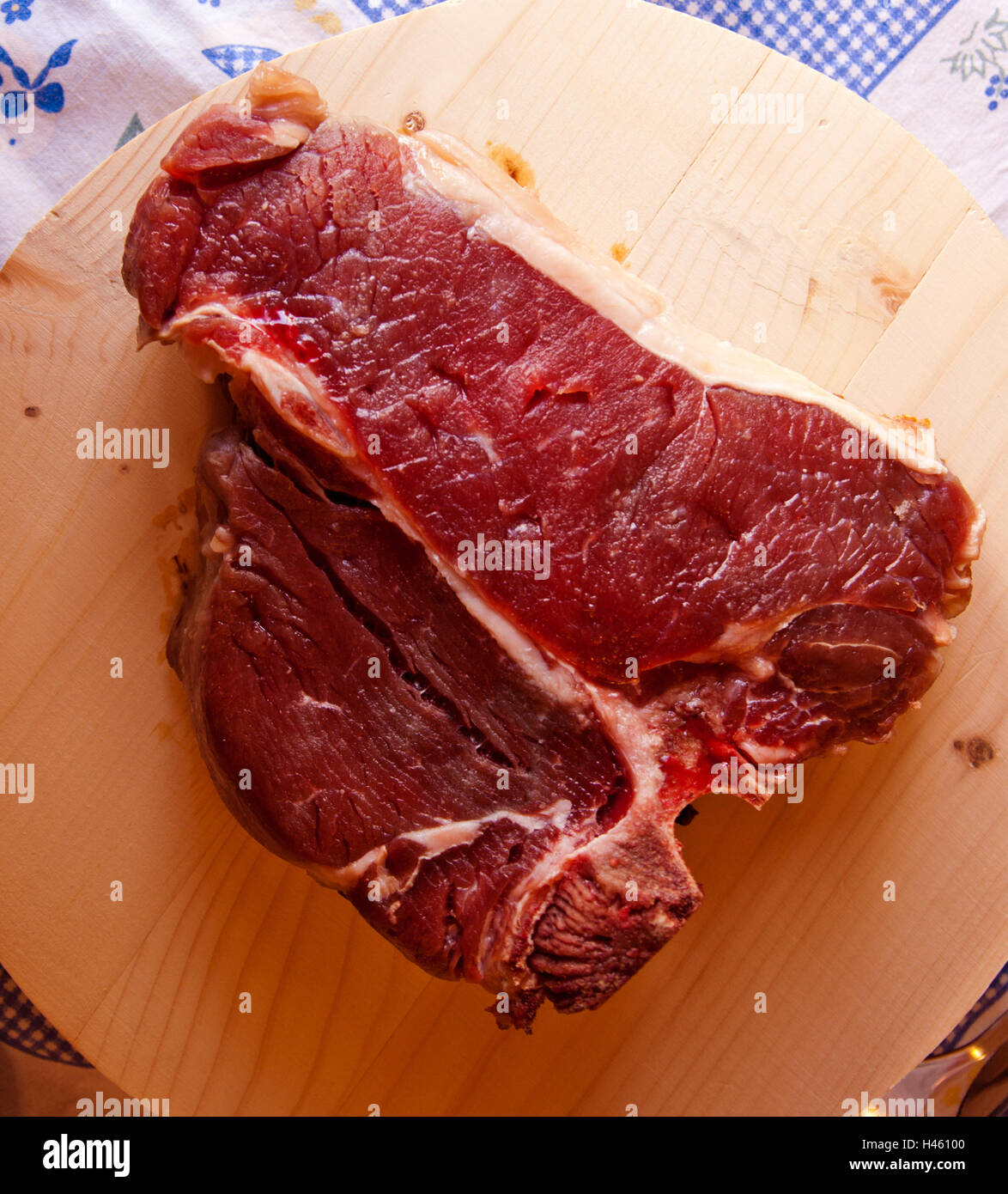 La carne dei più pregiati carni bovine, t bone steack chiamato in italiana bistecca alla fiorentina, pronti per essere cucinati Foto Stock