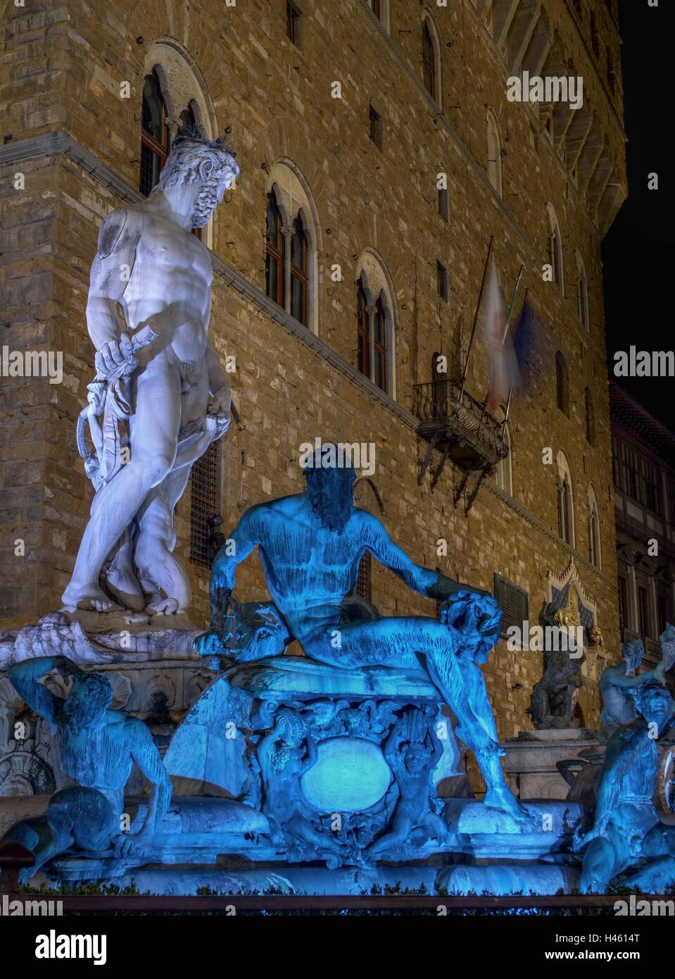 Sperperato il marmo di Carrara? Un dettaglio della Fontana di Nettuno a Firenze; in background e Palazzo Vecchio. Foto Stock