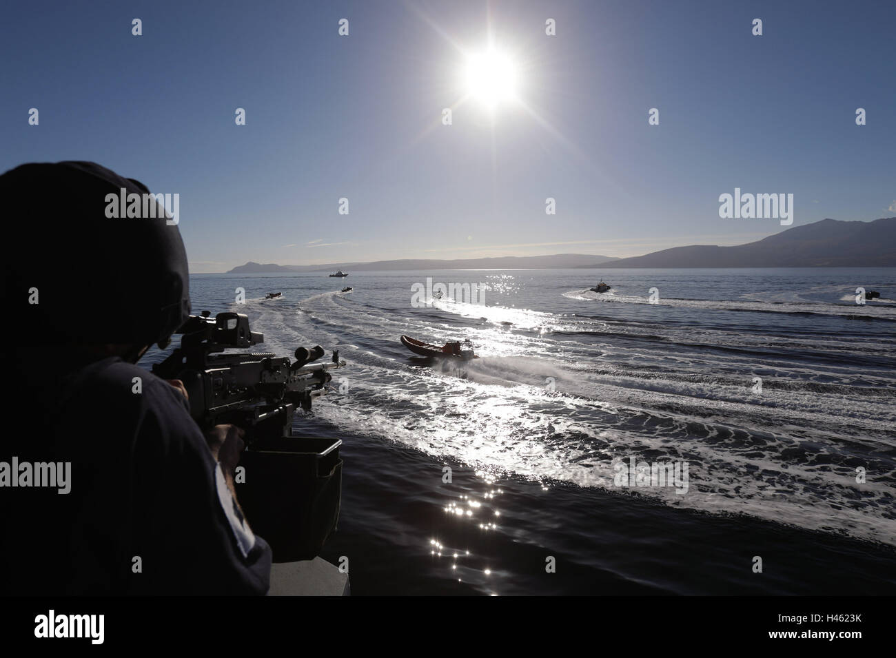 Una Valutazione che presiera una pistola a macchina per uso generale (GPMG) a bordo di una nave di contromisure HMS Catstock - Royal Navy Hunt-class mine - nei laghi della Scozia occidentale, durante un esercizio di attacco a più imbarcazioni che simula un attacco da parte della FIAC (Fast Inshore Attack Craft), Come parte di un Esercitazione di addestramento del guerriero Unito della marina reale. Foto Stock