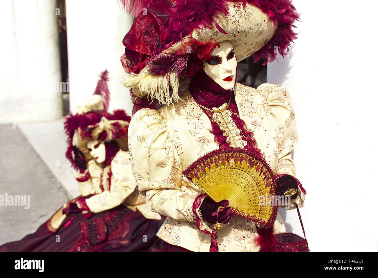 L'Italia, Venezia, Carnevale, persona, abiti fino, ritratto, arricciata, Golden, rosso, maschera, costume, cura, break, riposo, campi, Europa, vacanze, turismo, esterno, viaggi, romanticamente, città, architettura, carnevale maschere, giocare, Fancy Dress-sfera, con l'immaginazione, fe Foto Stock