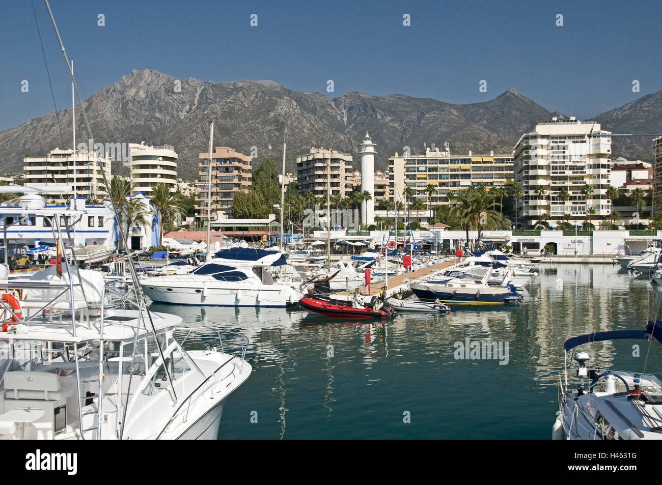 Spagna, provincia di Malaga, Andalusia, Marbella, yacht harbour, montagna, Foto Stock