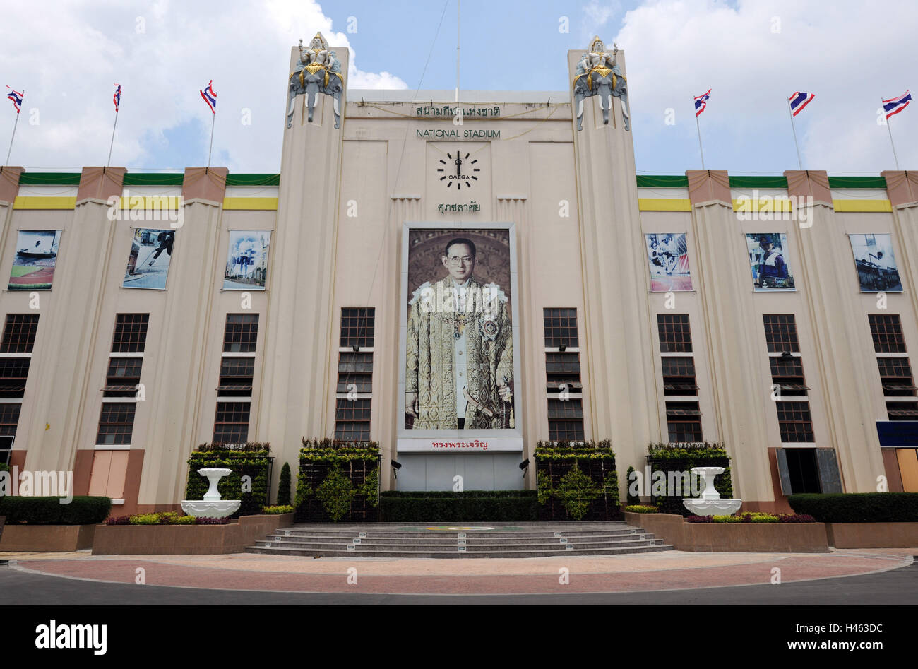 Thailandia, Bangkok, allo stadio, all'esterno, re, edificio, turismo, viaggi, National Stadium, sport, bandiere, facciata, foto, righello, orologio da parete, orologio, tempo, mezzogiorno, portale, scale, Foto Stock