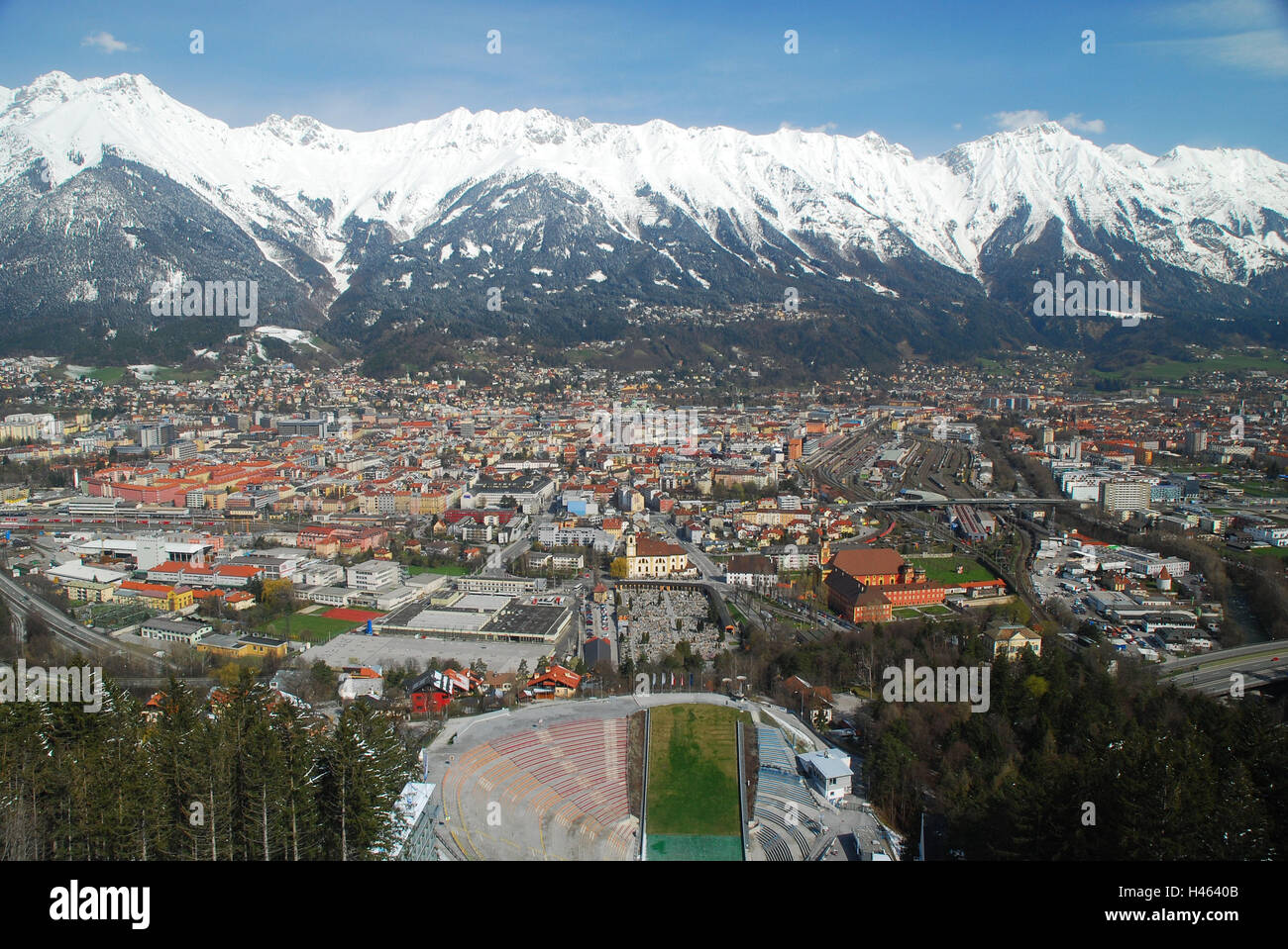 Austria, Tirolo, Innsbruck, montagna Isel, ski jump stadium, vista città, Karwendel, nevoso, città, vista montagne, montagne, mountain range, Neve, neve avanzi, nord catena, Karwendelgebirge, sol stone catena, Stadium, stadio sportivo, stand, righe Foto Stock