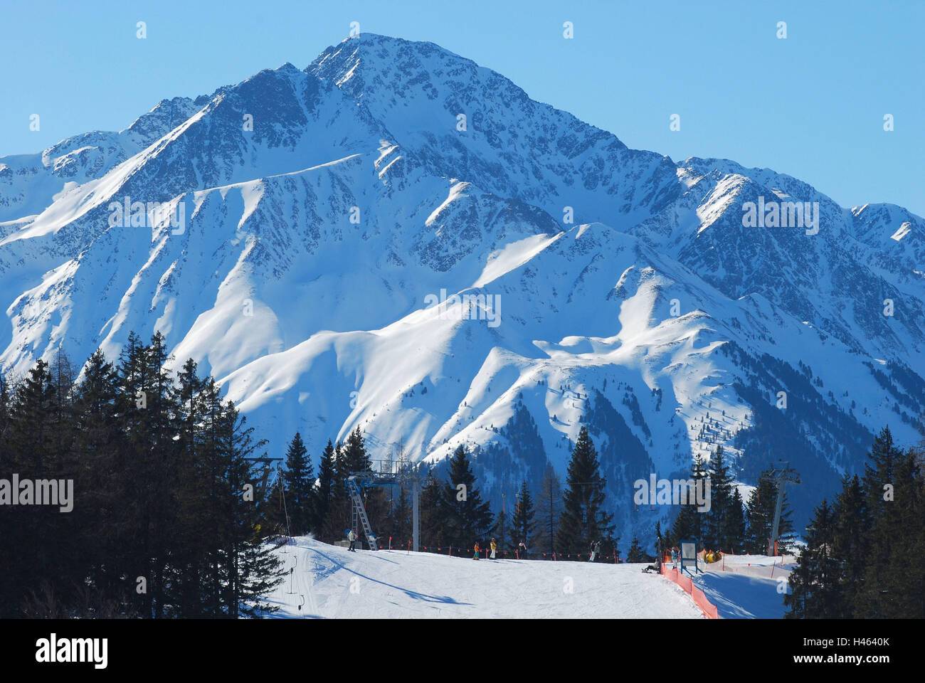 Austria, Tirolo, campo di mare, montagna, Rosskogel Nordtirol, paesaggio, paesaggio di montagna, montagne, legno, alberi, natura, coperta di neve, neve stagione, vista la pista da sci, blu, azzurro, zona sciistica, Foto Stock