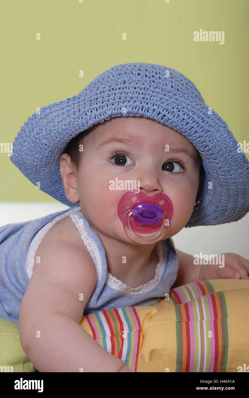 Baby, ragazza, solare hat, manichino, ritratto, infantile, una persona, bambino ritratto, libro, giacciono, Vista, vista laterale, accuratamente, sedazione, felice, cura, blu, copricapo, sviluppo, soffitto, luminosamente, Foto Stock