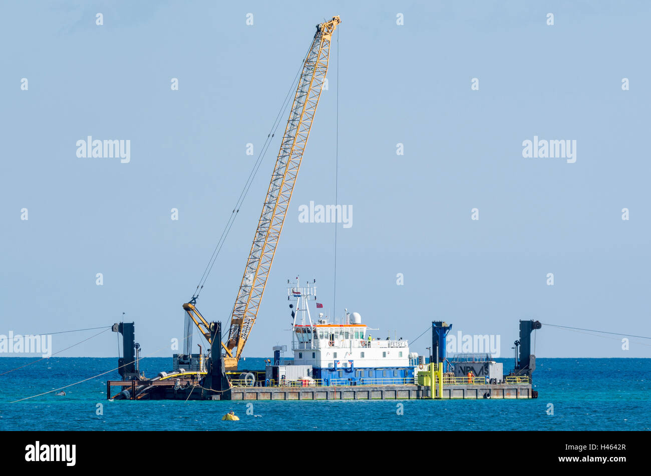 La piattaforma di costruzione in mare la posa di cavi sottomarini per le turbine eoliche essendo costruito in mare, spegnere il sud del Regno Unito costa. Foto Stock